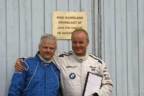 Ove Husum (tv) og Mike Legarth ved afsløringen af mindepladen for banens stifter Jens Christian Legarth.